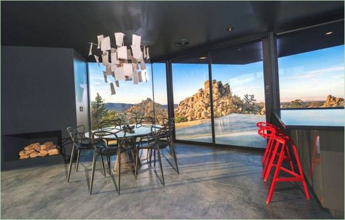 Una lampada di design sopra il tavolo da pranzo