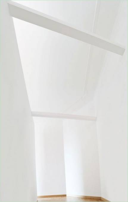 Design degli interni di un appartamento con colori vivaci