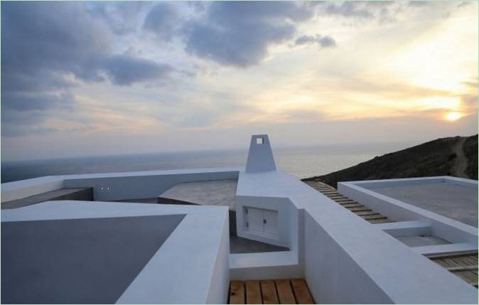 Struttura bianca della terrazza della casa
