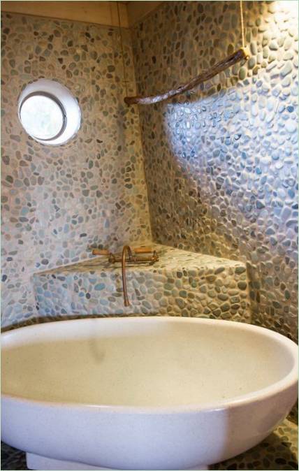 Decorare le pareti del bagno con pietre di fiume