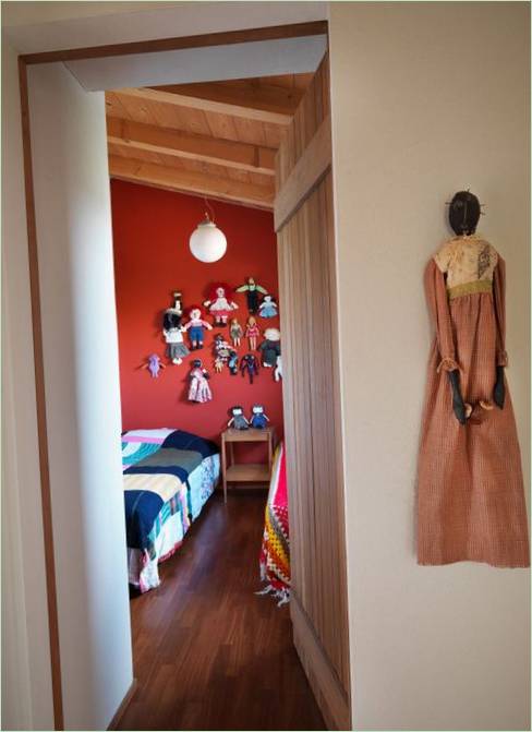 Decorare i mattoni della casa di campagna italiana: la camera da letto delle ragazze Finitura della casa di campagna in mattoni in Italia: camera da letto per ragazze