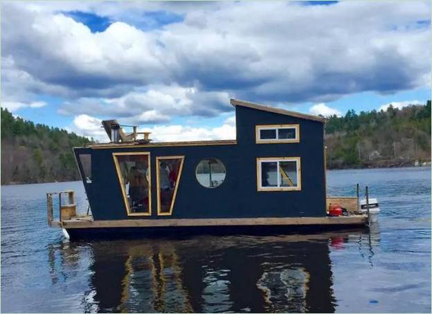 Interno della Bonnie's Water House, fiume Gatineau, Wakefield, Quebec, Canada: struttura in legno Interno della casa Bonnie's Waterfront, fiume Gatineau, Wakefield, Quebec, Canada: una struttura in legno