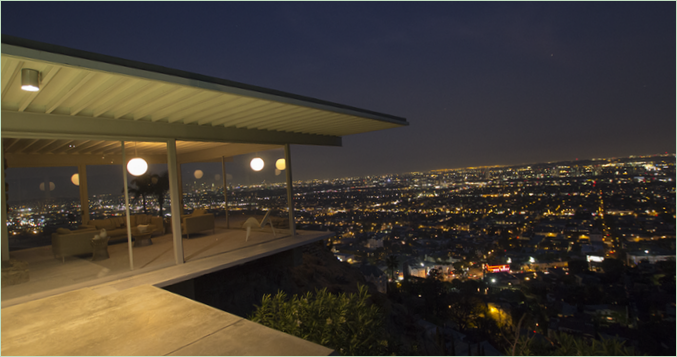 Un magnifico panorama notturno da una moderna casa americana