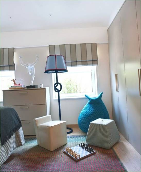 Lampada da terra originale nell'interno della camera da letto dell'appartamento londinese di Anna Dodonova