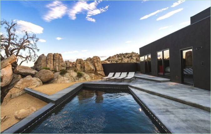 La piscina di una casa privata nel deserto