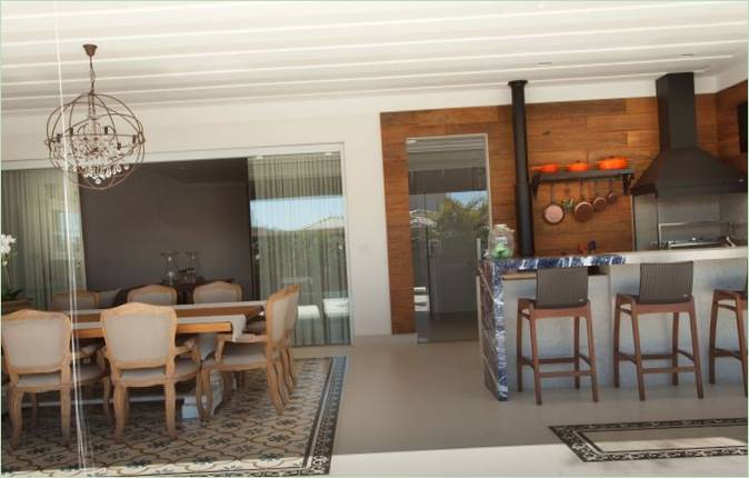 Interno della cucina con zona pranzo