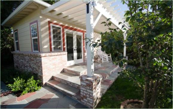 Pergola bianca vicino alla casa