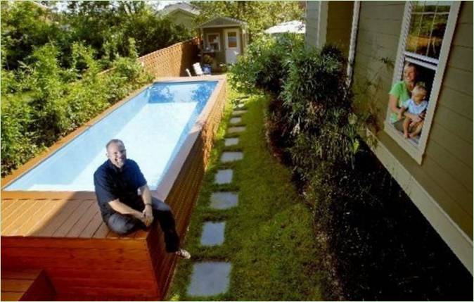 Una piscina di fortuna nel cortile di casa Materiale per piscina improvvisato nel cortile di una casa indipendente