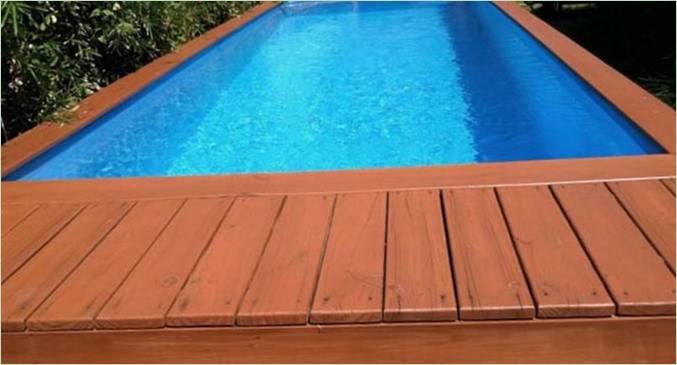 Piscina con materiali fatti a mano - finitura in legno Materiali improvvisati per piscine - Con finiture in legno