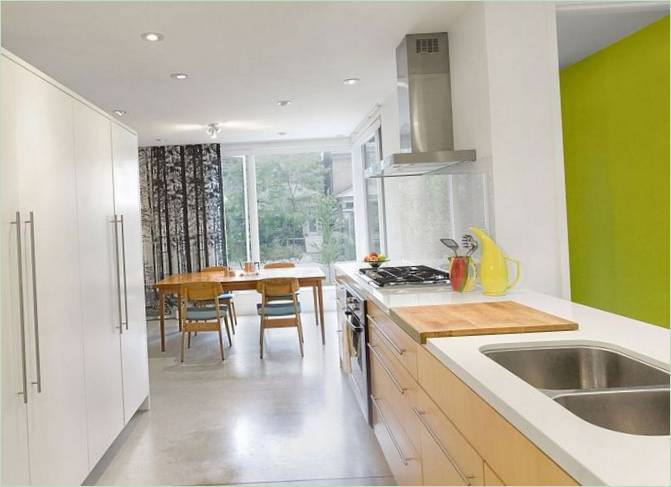 Interno di una cucina con zona pranzo