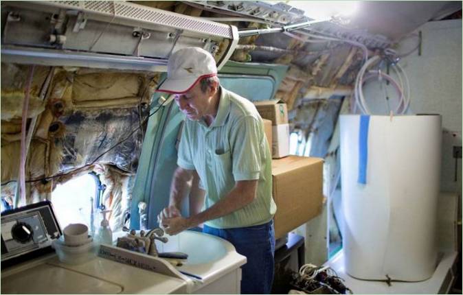Il caratteristico design degli interni di Bruce Campbell ricavato da scafi di Boeing 747 dismessi