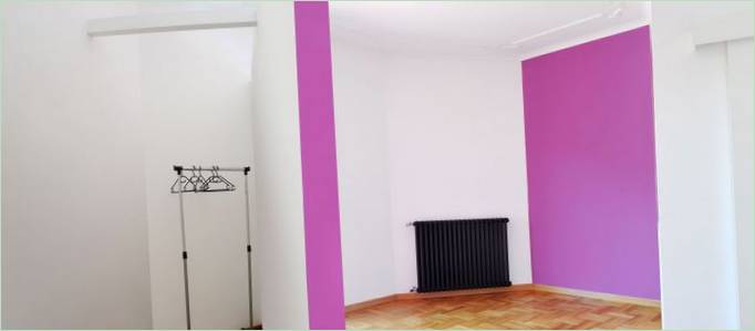 Design degli interni di un appartamento con colori vivaci