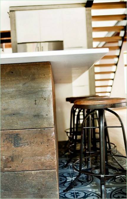 Residenza di campagna Cottage de Brébeuf - sgabelli con sedute in legno in cucina