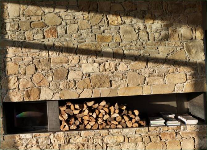 Decorare i mattoni della casa di campagna italiana: primo piano del camino Finitura di una casa di campagna in mattoni in Italia: primo piano del camino