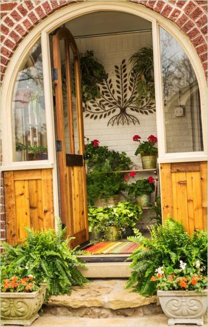 Interni sottili di una casa americana - piante all'ingresso Il sottile interno di una villa statunitense - piante nell'area d'ingresso