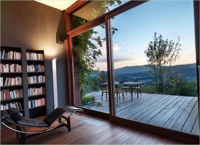 Finitura di una casa di campagna italiana in mattoni: una vista dalla sala Agriturismo in muratura in Italia: vista sulla camera