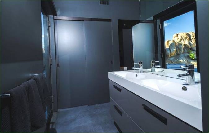Interni del bagno in tonalità scura