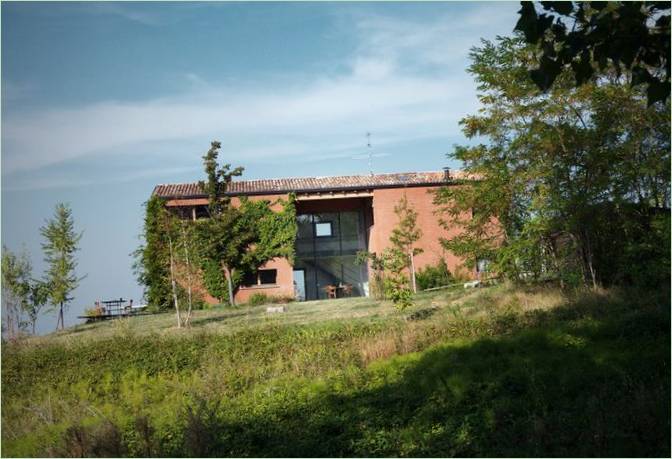 Finiture in mattoni in una casa di campagna italiana: trasformazione di un capannone Rifinitura di una casa di campagna in mattoni in Italia: trasformazione di un fienile