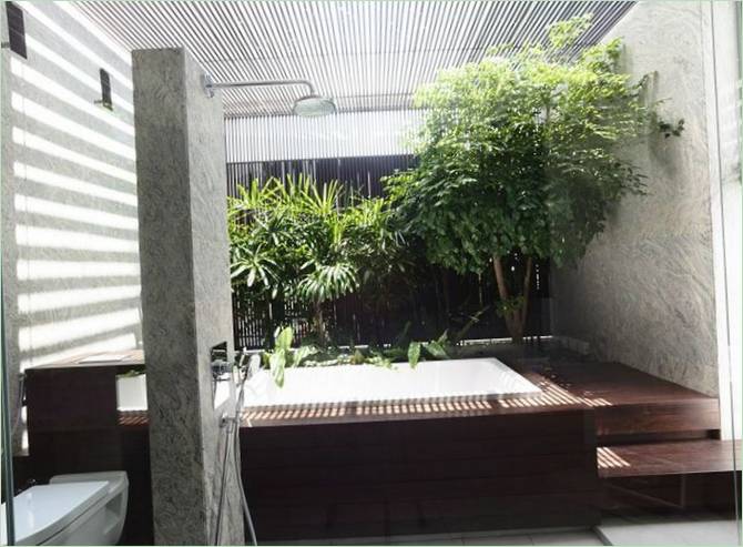Arredamento del bagno con porte sul giardino