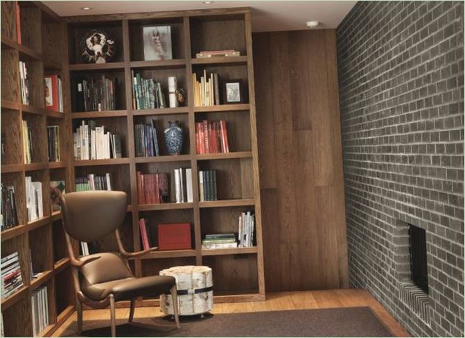Libreria in legno scuro di design