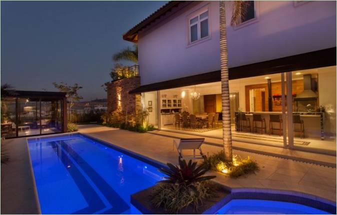 Una piscina all'aperto presso il JC Residence