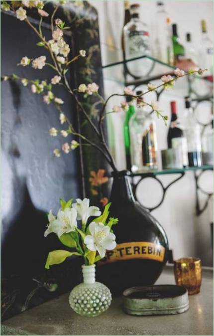 Interni rustici: fiori sul bancone