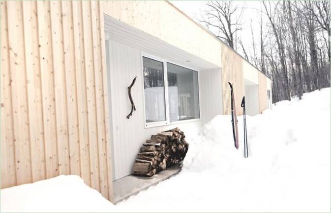 Una casa sul ciglio di una montagna in Quebec