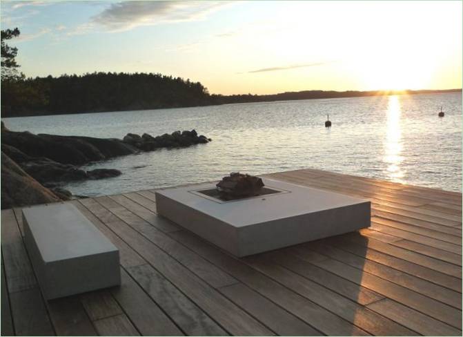 La terrazza sul lago di Överby House in Svezia