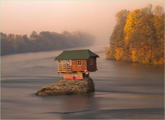 Insolita casa sul fiume in Serbia