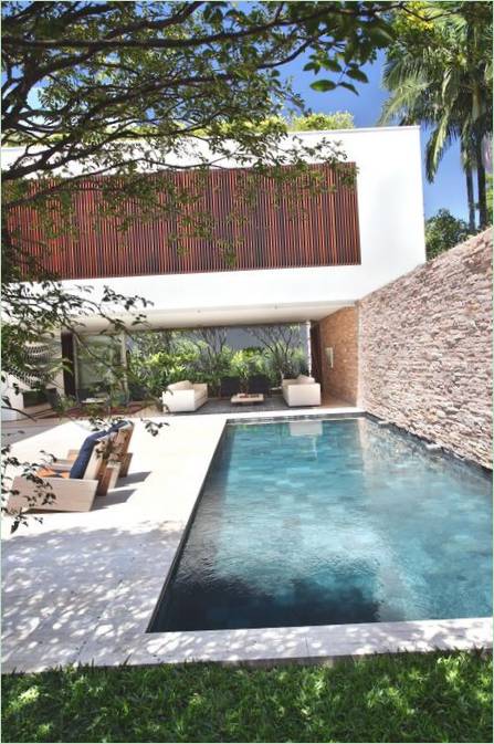 Una piscina in una moderna casa con giardino in Brasile