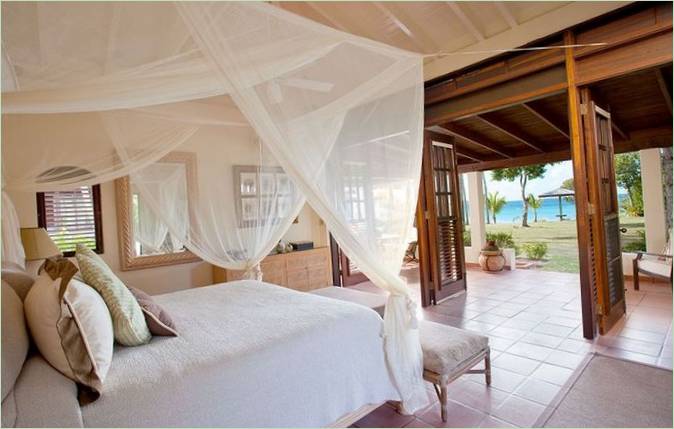 Arredamento della camera da letto in stile tropicale