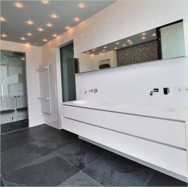 Bagno con cabina doccia e due lavabi
