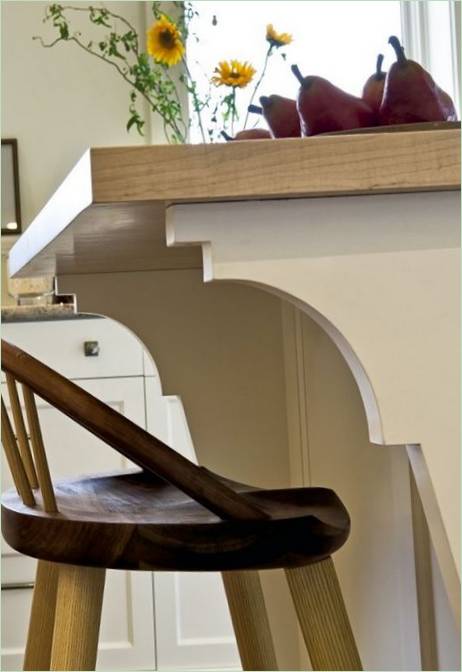 Dettagli di interior design: pannelli sagomati su un'isola della cucina Dettagli di design per interni: pannelli sagomati sull'isola della cucina