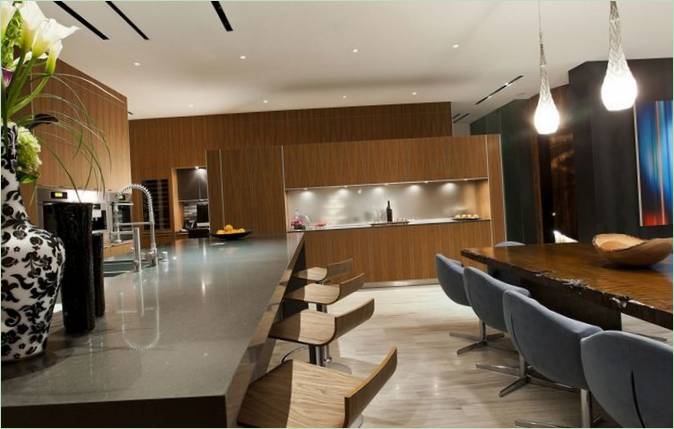 Gli sgabelli da bar si integrano perfettamente nell'area cucina di una villa in Nevada
