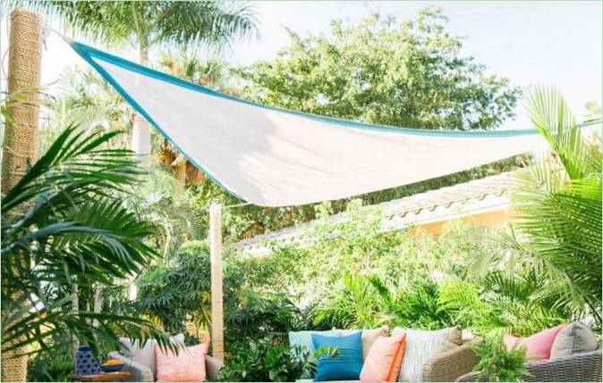 Salotto da giardino sotto una tettoia triangolare