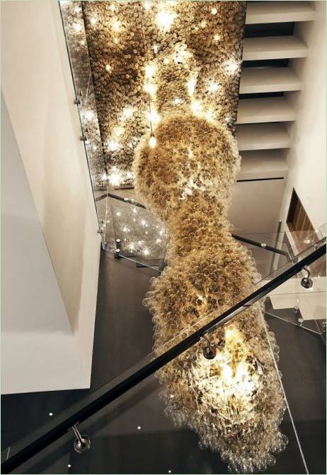 La forma sorprendente del lampadario in una villa del Nevada