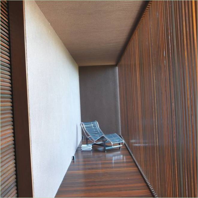 Corridoio di una casa moderna in Brasile