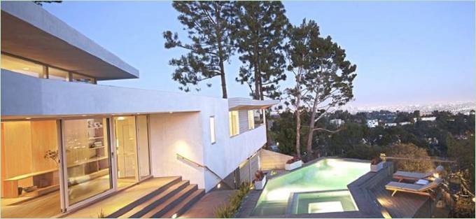 La splendida piscina della Deronda House di Los Angeles