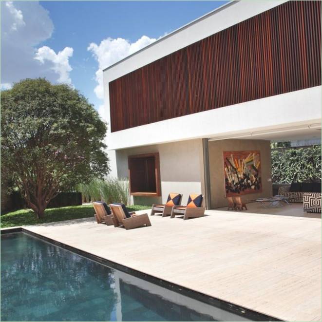 Terrazza e piscina di una casa moderna in Brasile