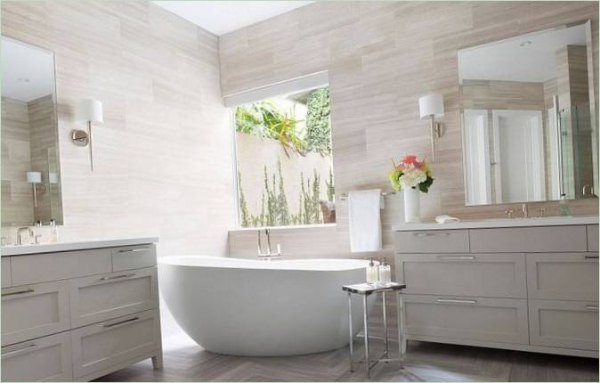 Interni del bagno in colori tenui