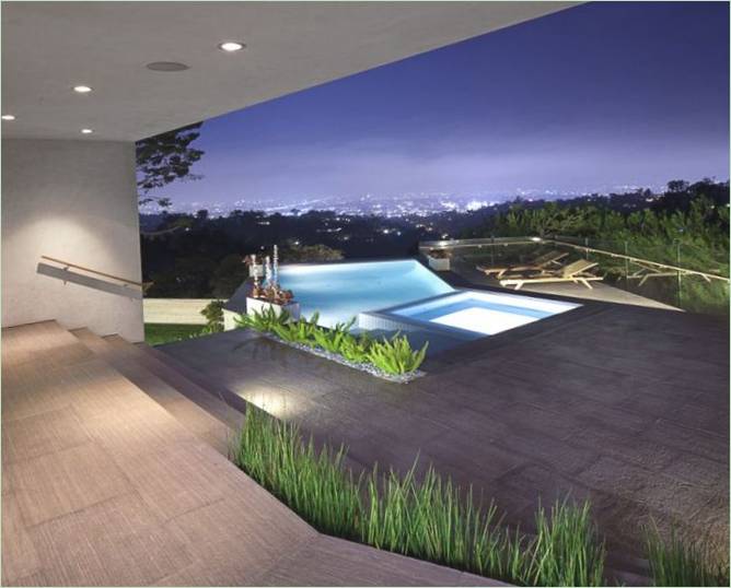 La grande terrazza della casa Deronda a Los Angeles