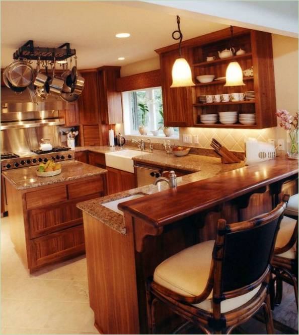 Mobili in legno per l'interno della cucina