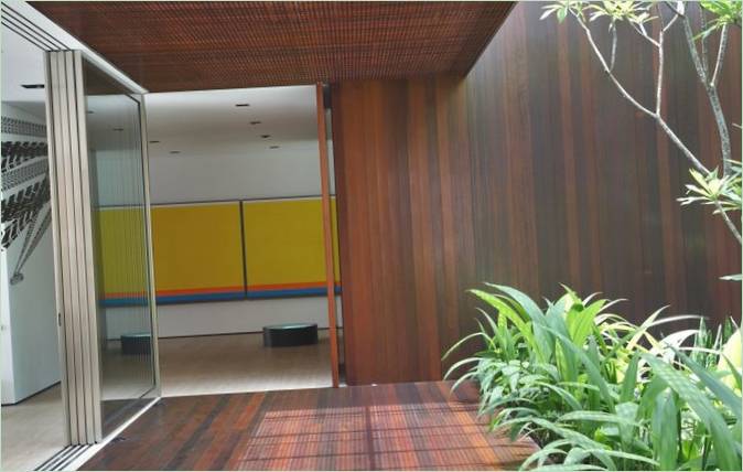 Il giardino interno di una casa moderna in Brasile