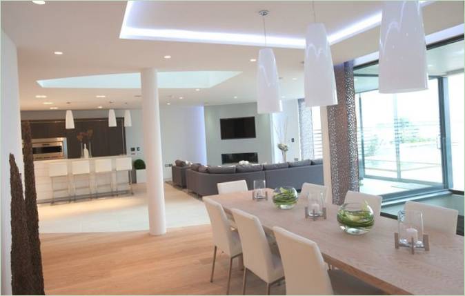 La zona pranzo della Poole Harbour House in Inghilterra