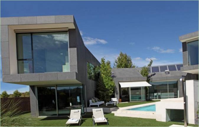 Interno dell'elegante residenza a due piani House C di RTA Office, Barcellona