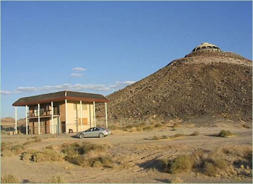 Una piccola casa ai piedi di un vulcano