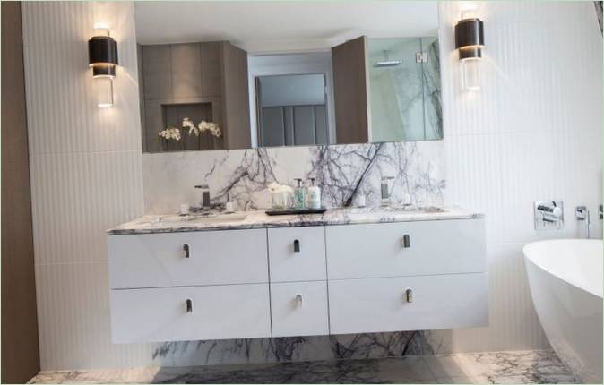 Rivestimento del bagno in marmo nella casa di Eaton Mews North a Londra