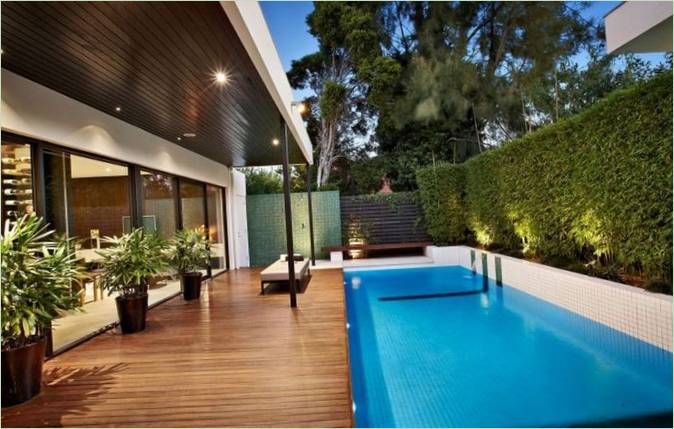 Piscina nel cortile di una casa indipendente