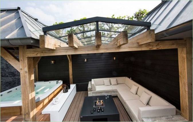Un divano bianco in un interno di una piscina in giardino