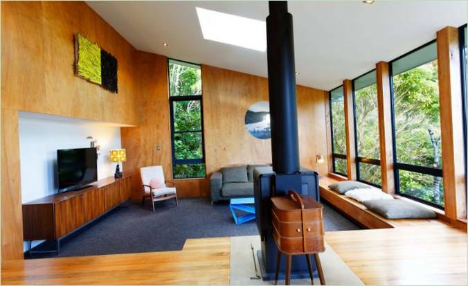 Interni in legno di una casa a York Bay di Paul Rolfe Architects, Nuova Zelanda